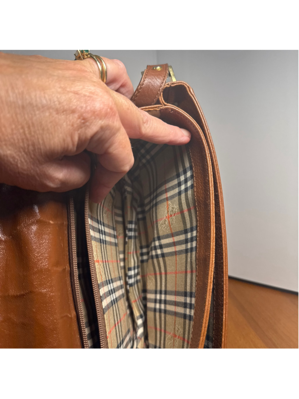 Burberrys Leather Cross-body saddle bag - Picture 8 of 11